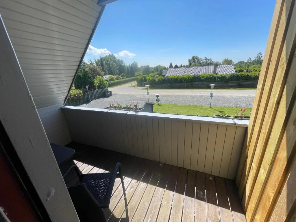 Balkon med udsigt ud mod haven