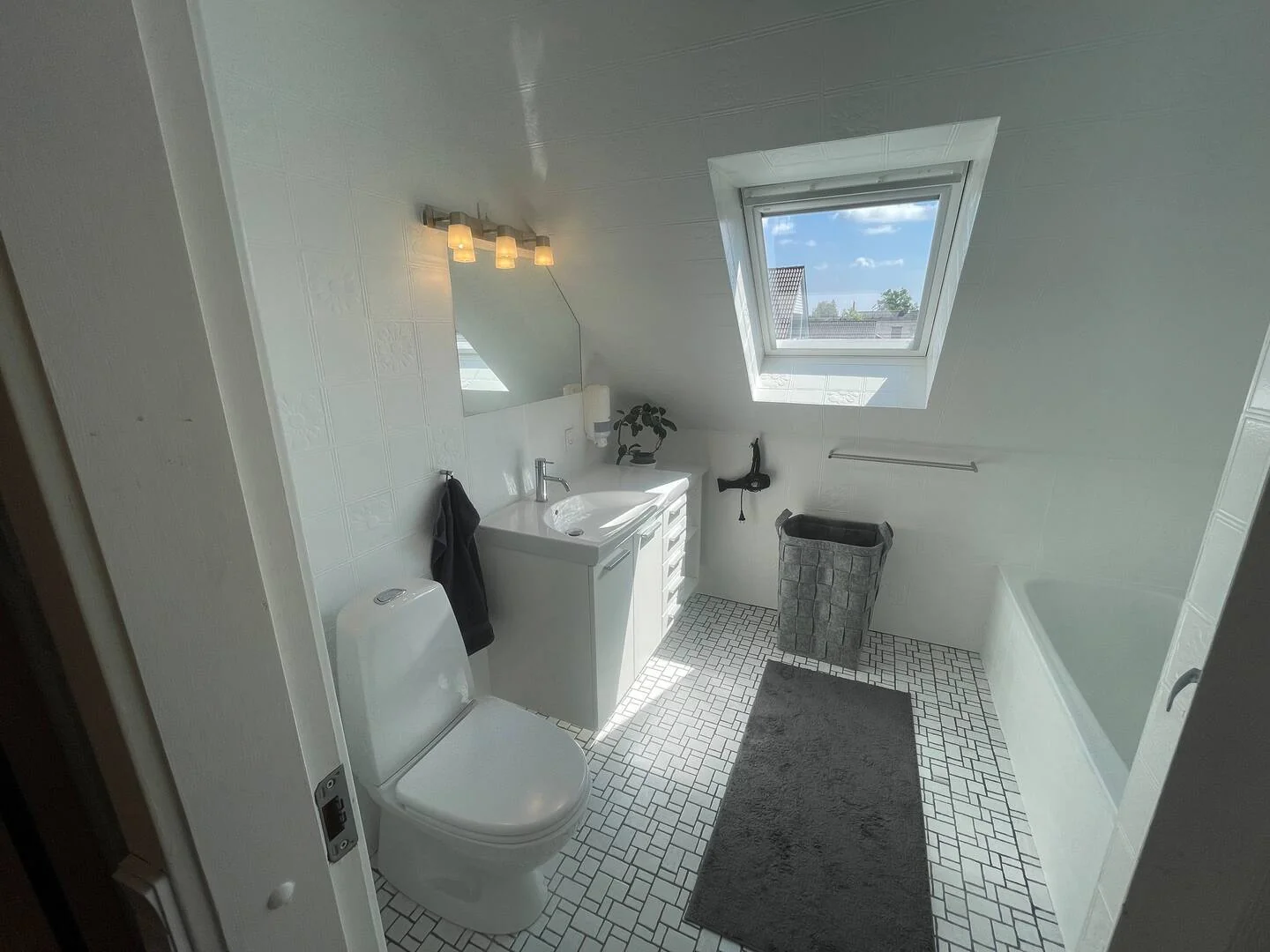 Badeværelse med wc, håndvask og ovenlysvindue