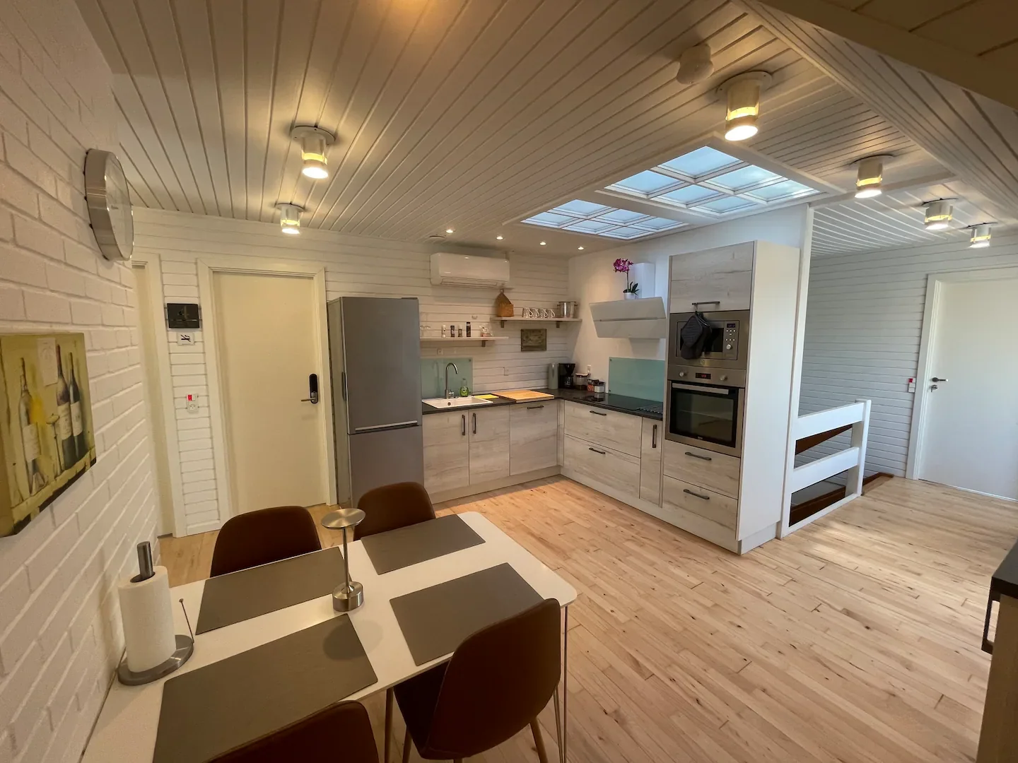 Fælles køkken med spisebord