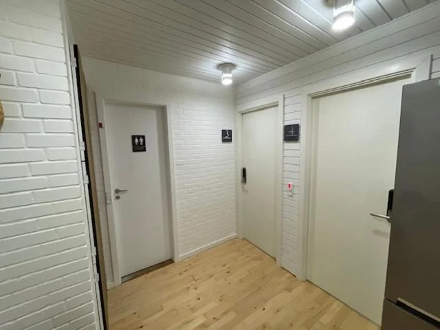 Gang med døre til værelse 3 og 4 samt badeværelse
