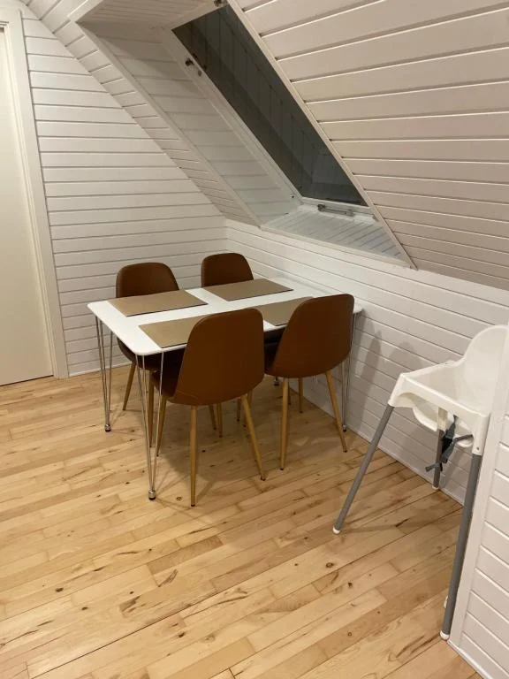 Spisebord under skråvind på loftetagen